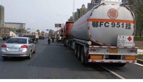 40噸硫酸槽罐車自燃并泄露是怎么回事